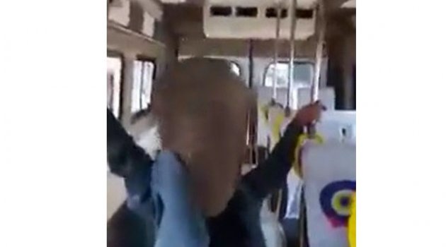 Evsiz genç minibüste dans şovu yaptı