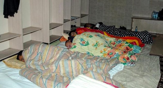 Evsizler geceyi spor salonunda geçirdi