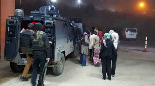 Eylem yapan 15 kız öğrenci gözaltına alındı