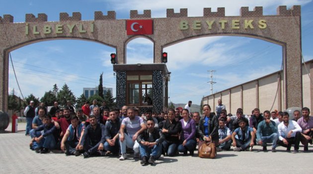 Fabrikaları kapatılan işçiler oturma eylemi yaptı