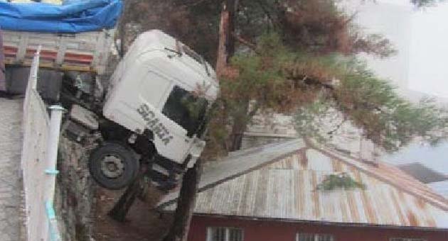 Facianın eşiğinden dönüldü: TIR, okulun üstüne uçacaktı