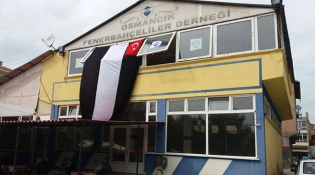 Fenerbahçeliler derneğine Beşiktaş bayrağı asıldı