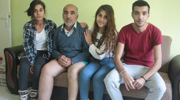 Fil hastası yaşlı adam çocuklarına bakabilmek için tedavi istiyor