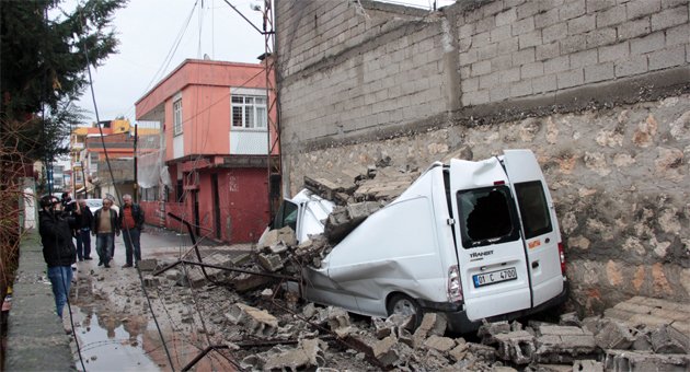 Fırtına ve yağmur yıktı geçti