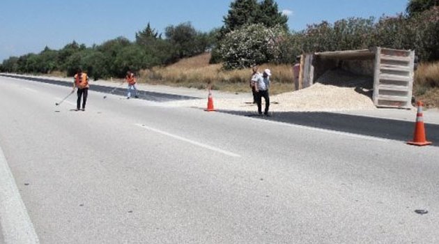 Freni boşalan kamyon otoyolda devrildi