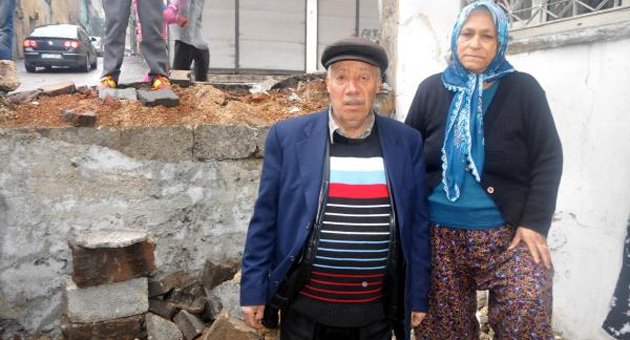 Freni boşalan minibüs, duvarı yıkıp evin bahçesine girdi