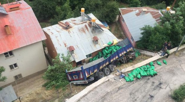 Freni boşalan TIR, evin üzerine devrildi