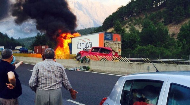 Freni boşalan TIR otomobilleri biçti