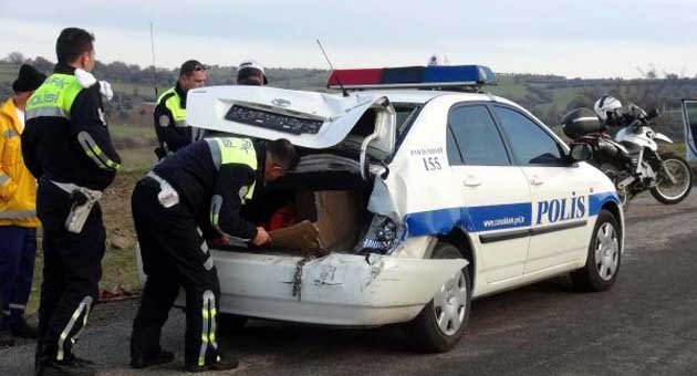 Freni tutmayan ambulans önündeki polis otosuna çarptı