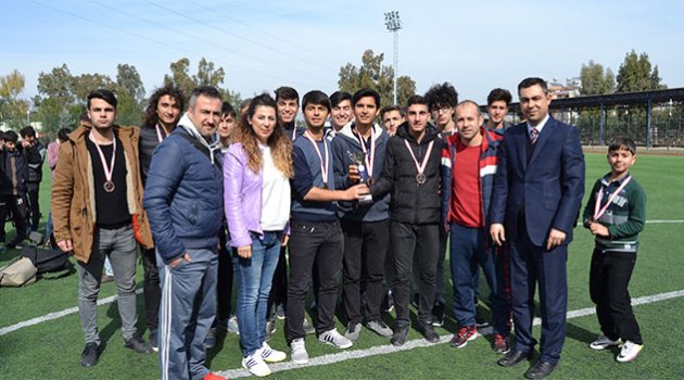 Futbolda Sarıçam Spor Lisesi şampiyon