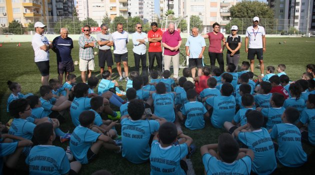Futbolun duayenlerinden Sözlü’ye futbol okulları övgüsü
