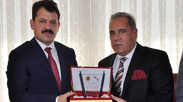 Gasp mağduru engelli çocuklara yardım eden eğitimciye plaket