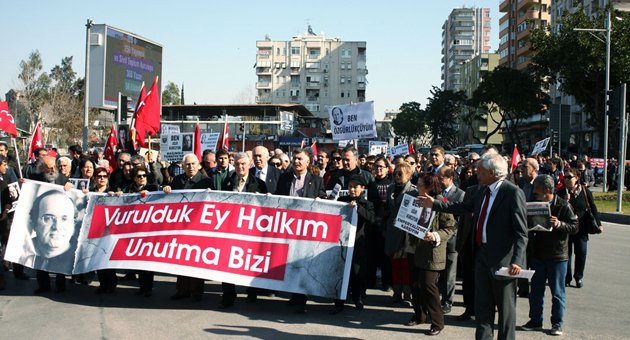 Gazeteci Uğur Mumcu Adana'da anıldı