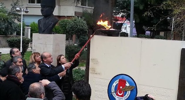 Gazeteciler Atatürk anıtına çelenk bıraktı