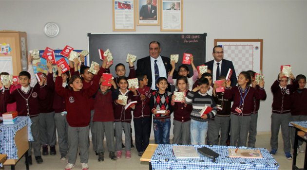 Gazi, atık kağıt toplayarak 35 bin fakir öğrenciye yardım etti