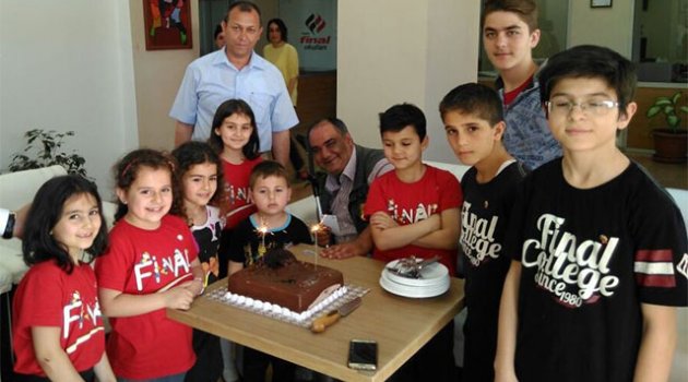 Gazi, şehit çocuklarını atık kağıt geliriyle sevindirdi