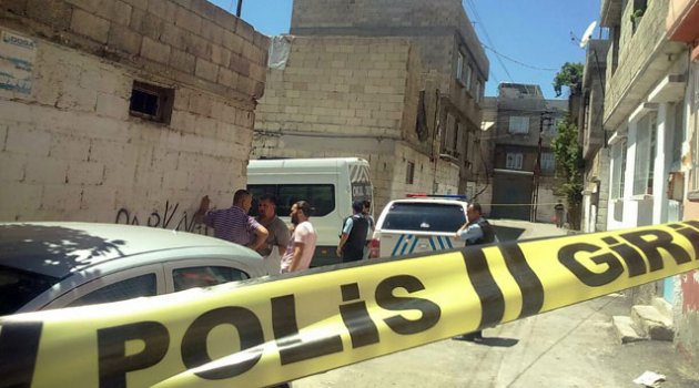 Polis başından vuruldu