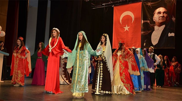 Geleneksel kıyafet tasarımı kursiyerlerinin yıl sonu defile ve sergisi