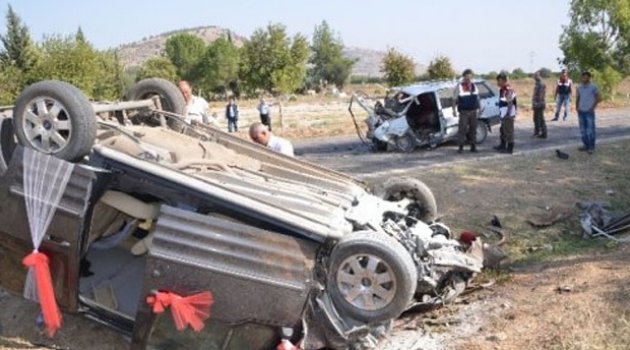 Gelin Arabası İle Otomobil Çarpıştı: 1 Ölü, 3 Yaralı