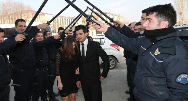 Gelin ve damat kelepçeyle nikah salonundan ayrıldı