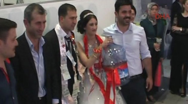 Geline düğününde damacana taktılar