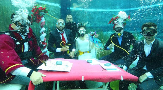 Gelinlik ve damatlıkla su altında nikah