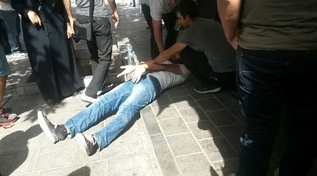 Genç adam sokak ortasında kriz geçirdi