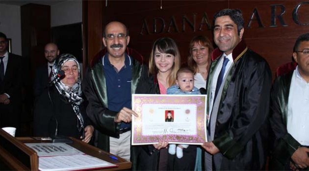 Genç avukat 5 aylık oğluyla ruhsatını aldı