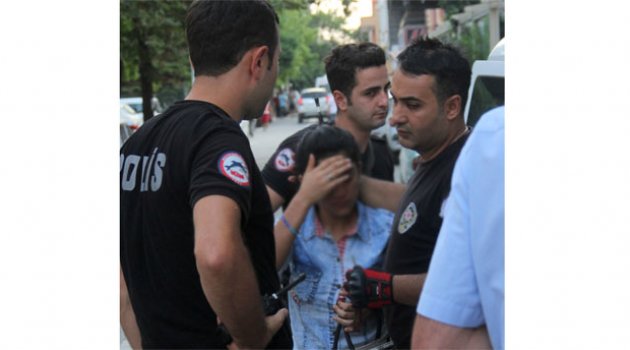Genç kadın kendisine yan bakan şahsı bıçakladı