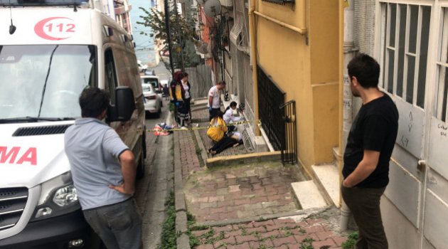 Genç kız 6. kattan beton zemine düştü