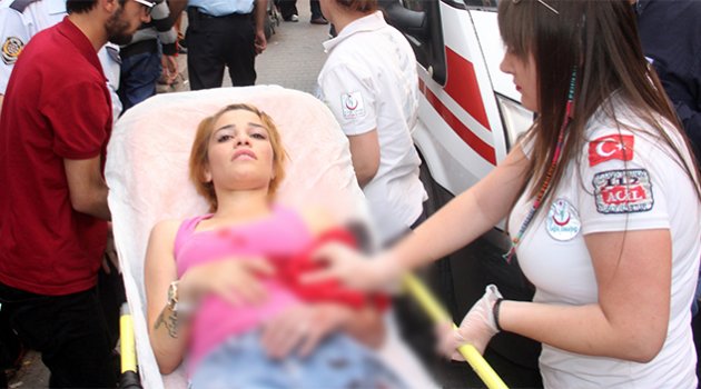 Genç kız ağabeyini rahatsız eden kadını ve arkadaşını bıçakladı