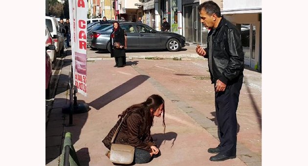 Genç kız babasını dövenlerin işyerini bastı, camlarını taşla kırdı