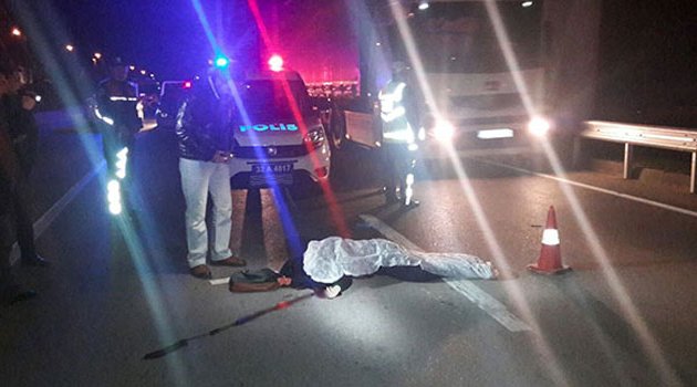 Genç kız üst geçitten atlayarak intihar etti