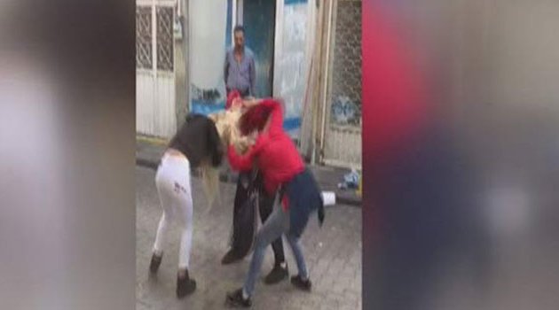 Genç kızlar sokak ortasında birbirine girdi