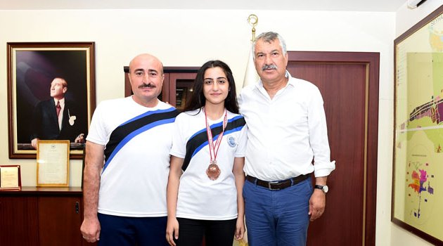 Genç tekvandocu şampiyonluk madalyasını Başkan Karalar’a ithaf etti