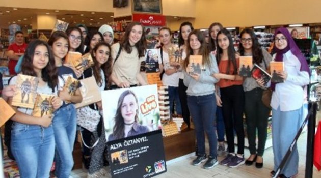 Genç Yazar Alya Öztanyel Okurları İle Buluştu