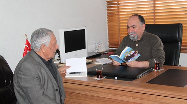 Genç yazarların yolunu aydınlatıyor