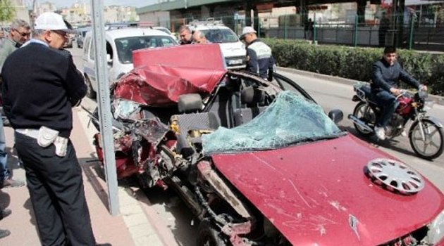 Geri manevra yapan kamyona otomobil çaptı
