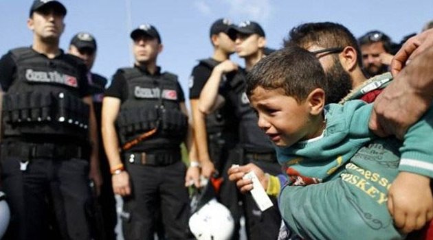 Gitmek isteyen Suriyeliler TEM'de durduruldu