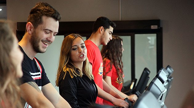 Göl manzarası eşliğinde spor keyfi