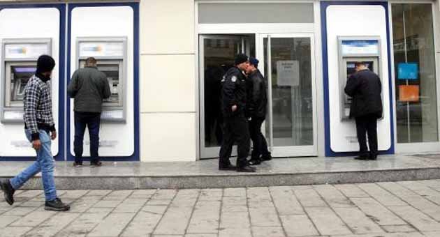 Görevlileri ile tartıştıkları bankanın camını kırdılar