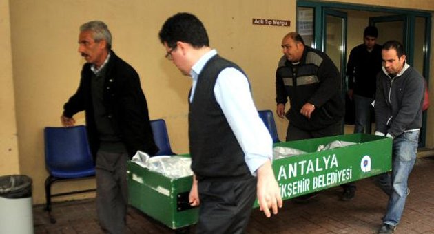Görme engelli kadın tavandaki demire bağladığı iple intihar etti
