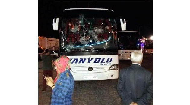 Gösteriler sırasında yolcu otobüsleri taşlandı