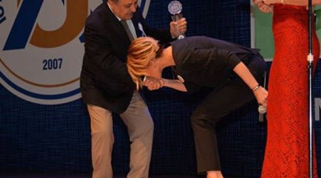 Gülben zorla öptü!