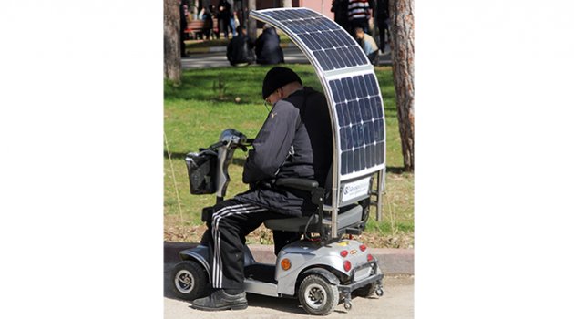 Güneş enerjili engelli aracı