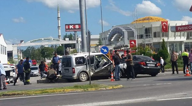 Hafif ticari araç ile otomobil çarpıştı! 4 yaralı