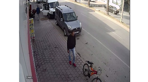 Hafif ticari aracı böyle çaldı, polisten kaçamadı