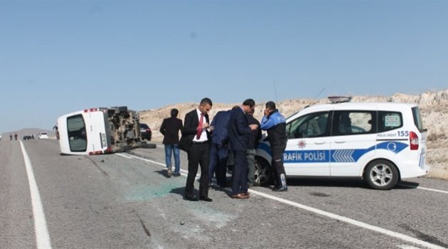 Hafif ticari araçla öğretmen servisi çarpıştı: 17 yaralı