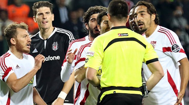"Hakem maçın dengesini bozdu"
