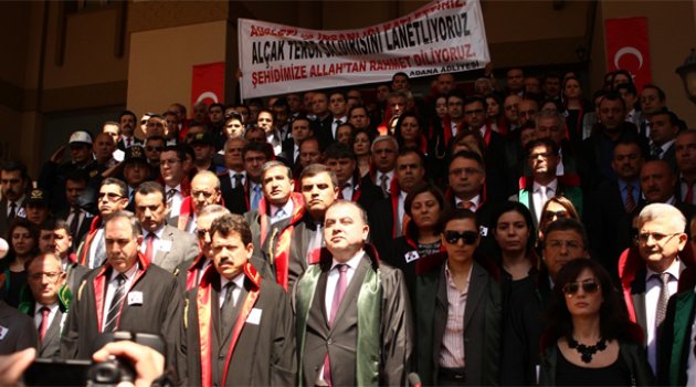 Hakim ve savcılardan cübbeli protesto